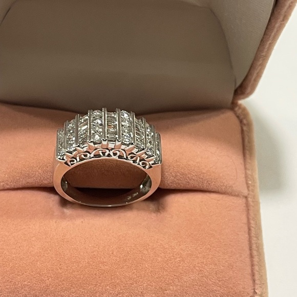 White gold and diamond band - Picture 2 of 4